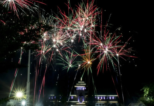 Pesta kembang api di Lapangan Gasibu, Bandung, Jawa Barat