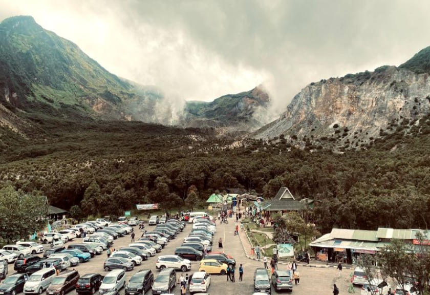 Sejumlah pengunjung berwisata di Gunung Papandayan.