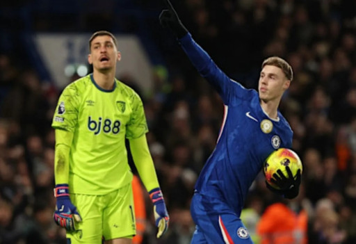 Selebrasi Bintang Chelsea, Cole Palmer setelah mencetak gol lewat eksekusi penalti. 