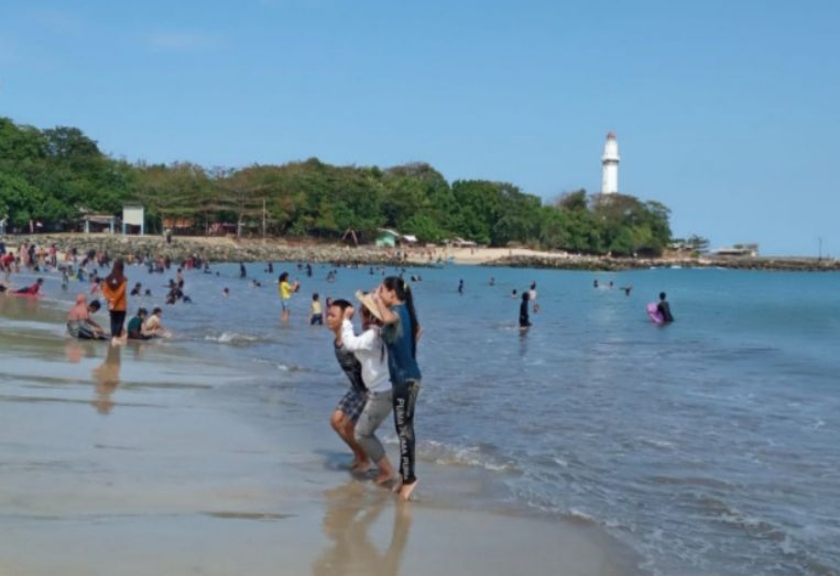 Pantai Santolo di Kecamatan Cikelet, Kabupaten Garut 