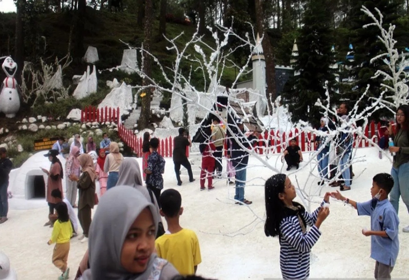 Pengunjung wahana Snow World di The Lawu Park Tawangmangu, Karanganyar