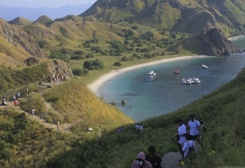 Kapal Wisata di Pulau Padar, NTT