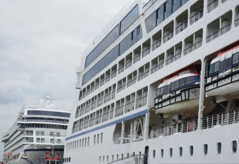 Dua kapal pesiar jumbo Regatta dan Viking Orion  