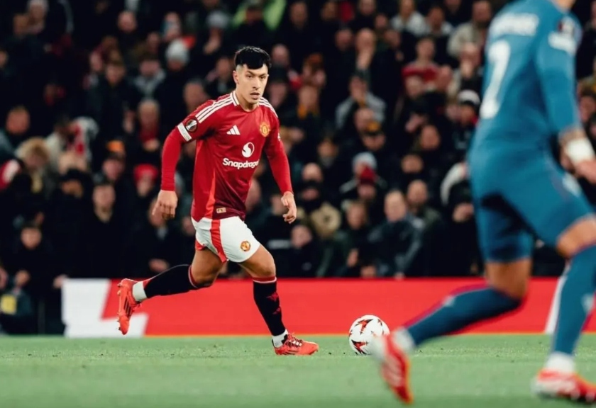 Bek tengah Manchester United Lisandro Martinez. 