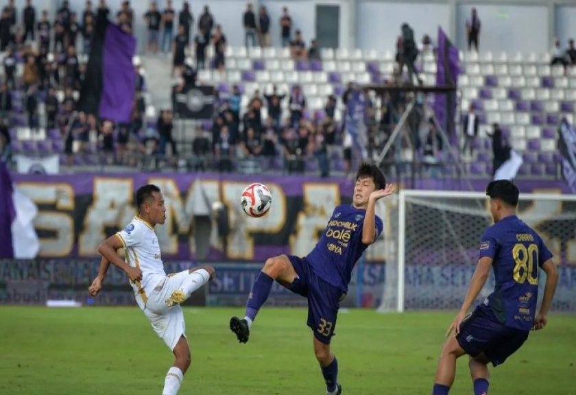 Pesepak bola Persita Tangerang Sin Yeong Bae 