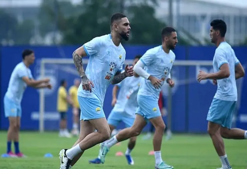 Pemain anyar Persib Bandung, Layvin Kurzawa. 