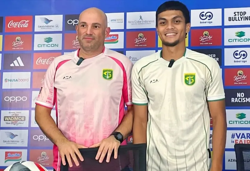 Pelatih Persebaya Surabaya Bernardo Tavares (kiri). 