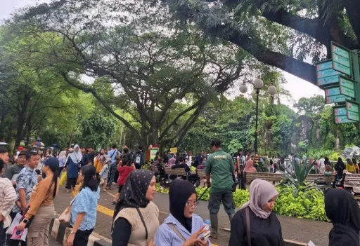 Pengunjung Taman Margasatwa Ragunan