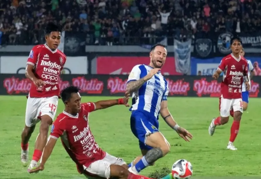 Pesepak bola Persib Bandung Marc Klok