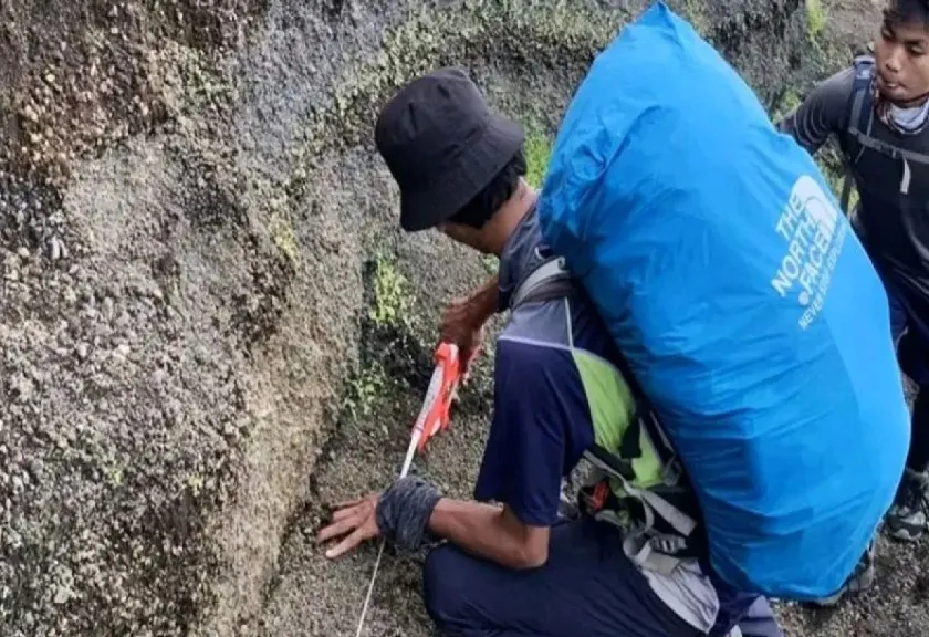 Tim Balai TNGR melakukan survei lokasi jalur pendakian Gunung Rinjani