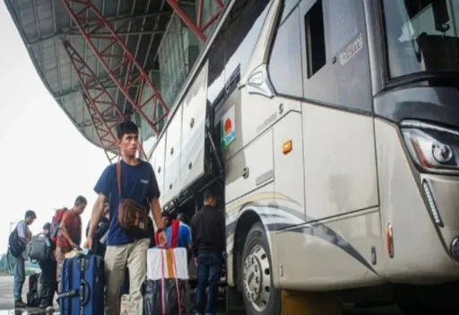 Pemudik di Terminal Terpadu Pulo Gebang, Jakarta Timur