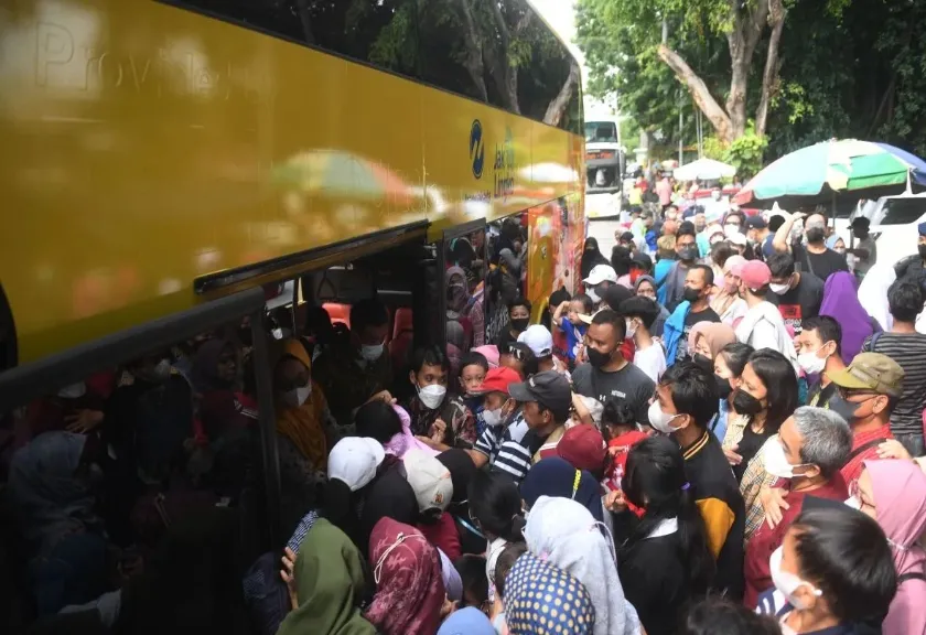 Warga antre masuk ke bus Transjakarta