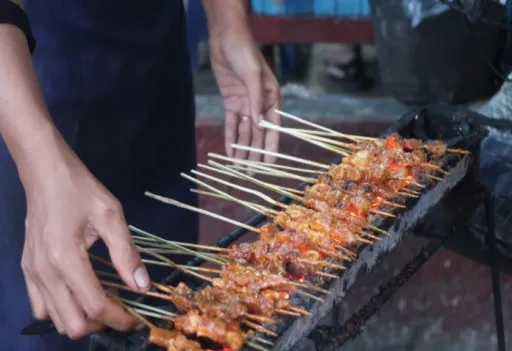 Penjual sate bulayak