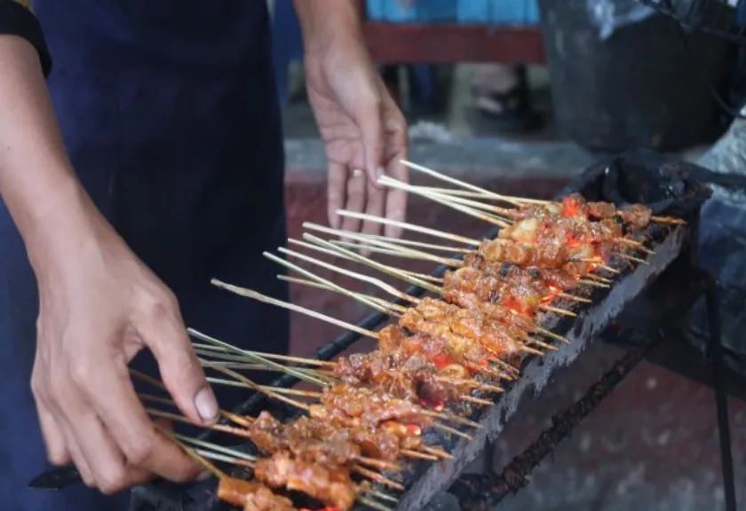 Penjual sate bulayak