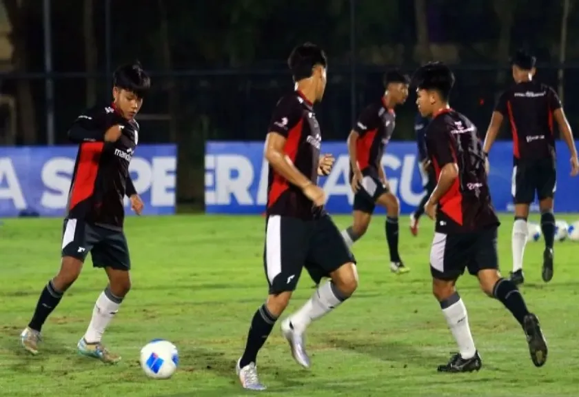 Arsip foto - Pesepak bola Indonesia U-17 melakukan sesi latihan di Lapangan Indomilk Arena, Kabupaten Tangerang, Banten. 