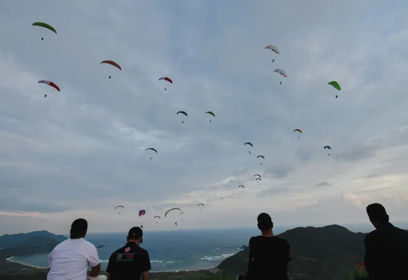 Paragliding di Lombok Tengah, Nusa Tenggara Barat