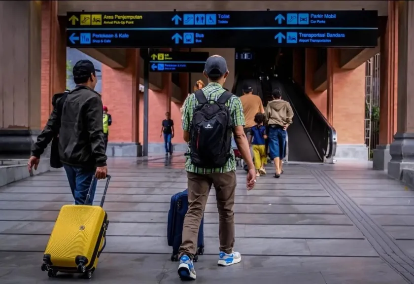 Ilustrasi - Wsatawan nusantara berada di bandara 