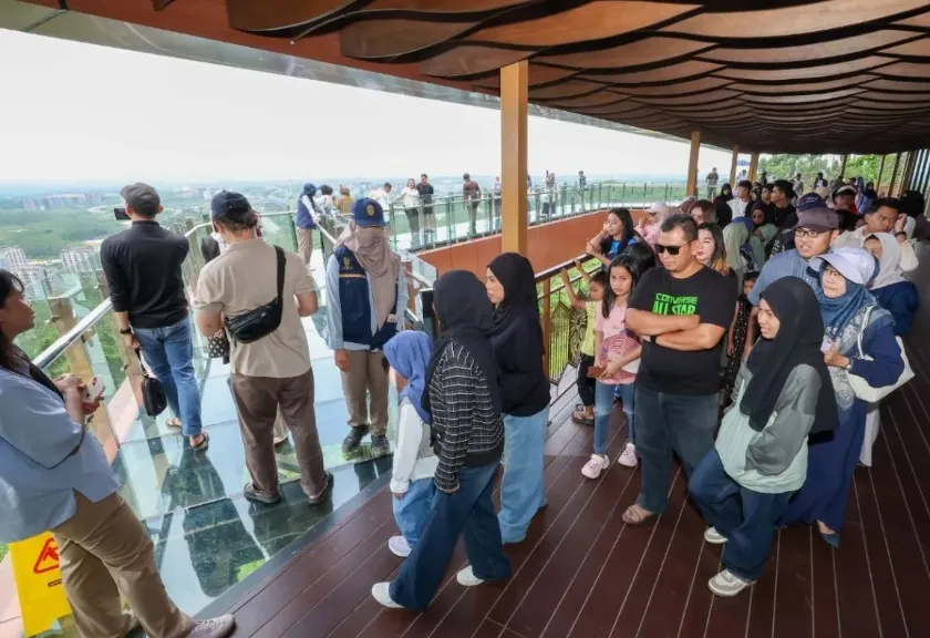 Jembatan kaca area glamping IKN