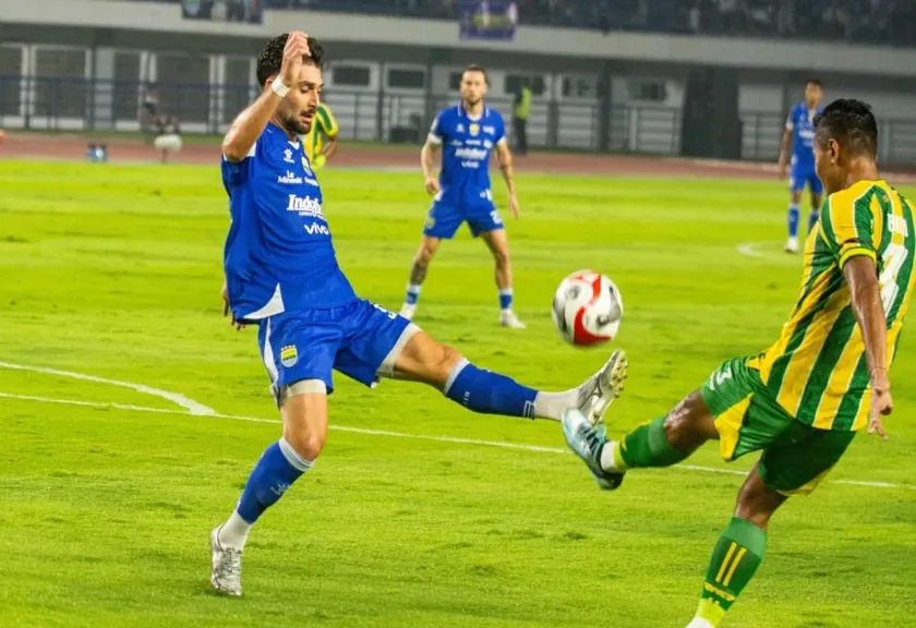 Pesepak bola Persib Bandung Frans Putros