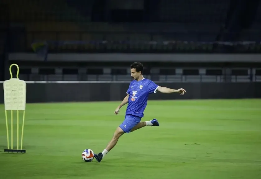 Gelandang Persib Bandung Thom Haye 