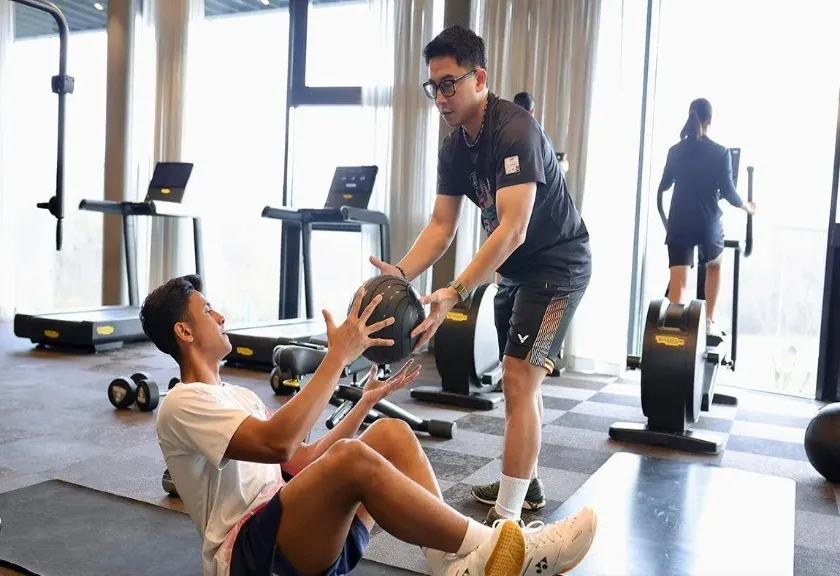 Arsip foto - Tunggal putra Indonesia Alwi Farhan (kiri) berlatih kebugaran bersama pelatih fisik pelatnas PBSI Ahmad Jaelani (kanan) jelang Swiss Open 2026 di S