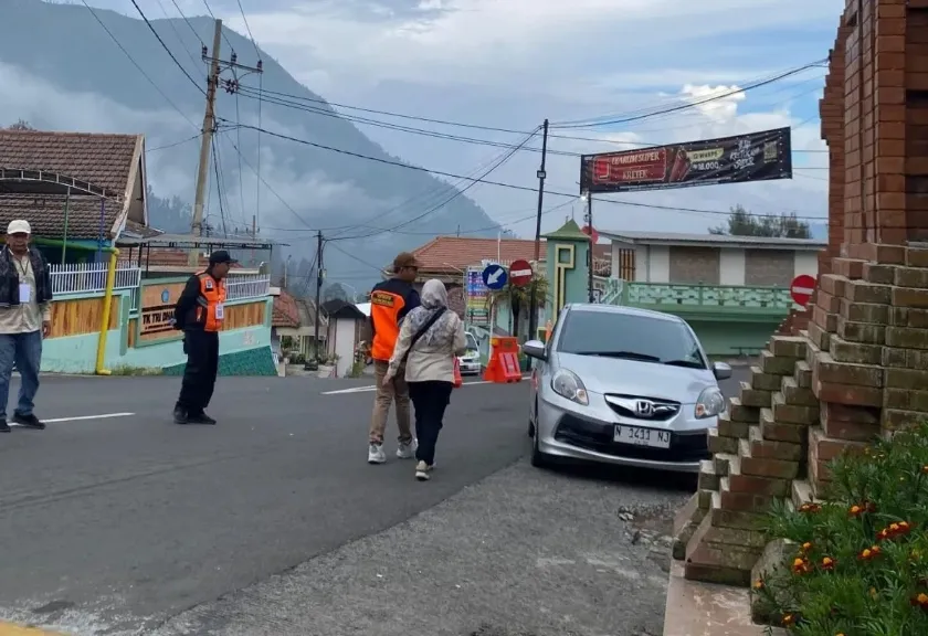 Uji coba tiket daring di pintu masuk kawasan wisata Bromo, Kabupaten Probolinggo, Jatim.