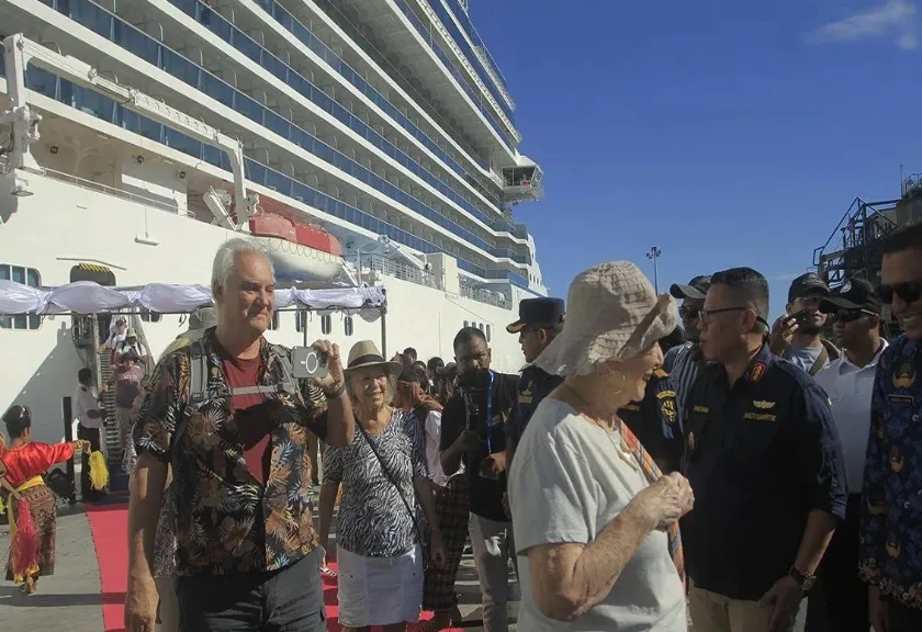 Kapal wisata Oceania Vista berlabuh di Pelabuhan Tenau Kupang