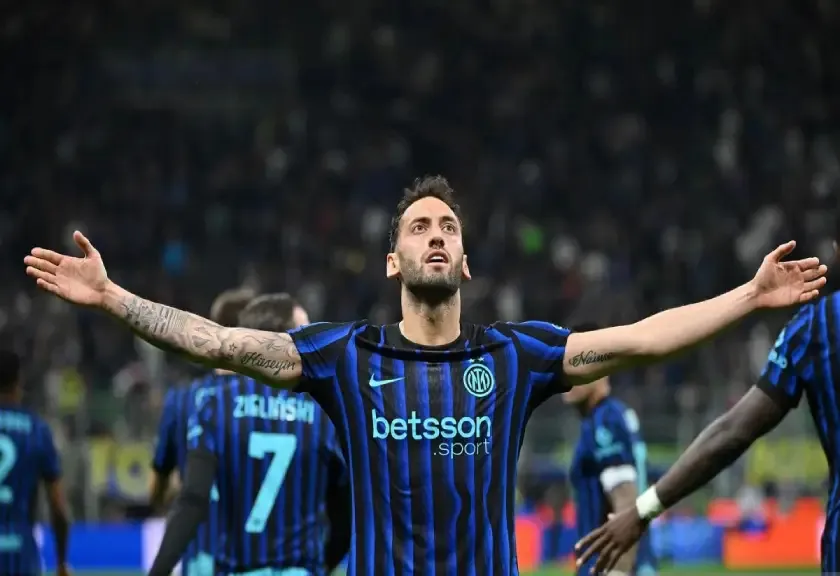 Pemain Inter Milan Hakan Calhanoglu.