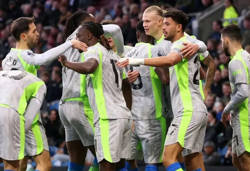 Pemain Manchester City merayakan gol Erling Haaland ke gawang Burnley. 