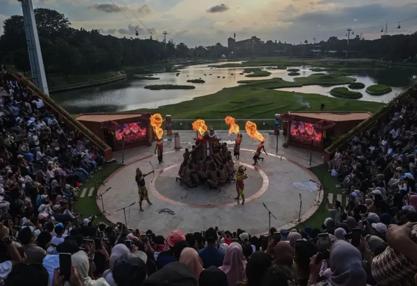 Penampilan The Mystical Kecak Dance di Taman Mini Indonesia Indah 