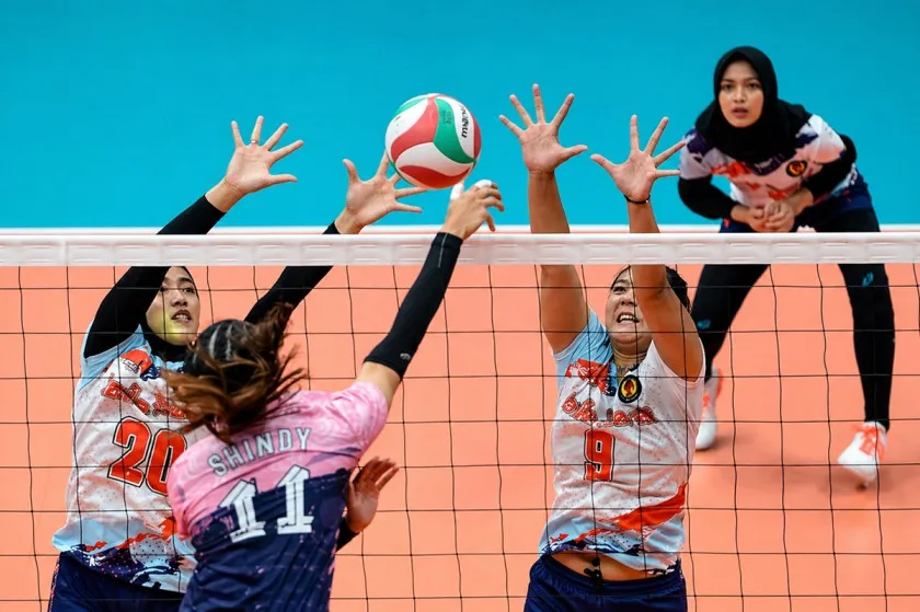 Aksi middle blocker Shindy Sasgia (kedua kanan) saat melancarkan smes tajam 