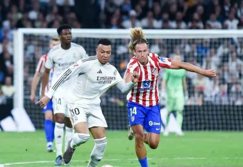 Pemain Real Madrid Kylian Mbappe (kiri)