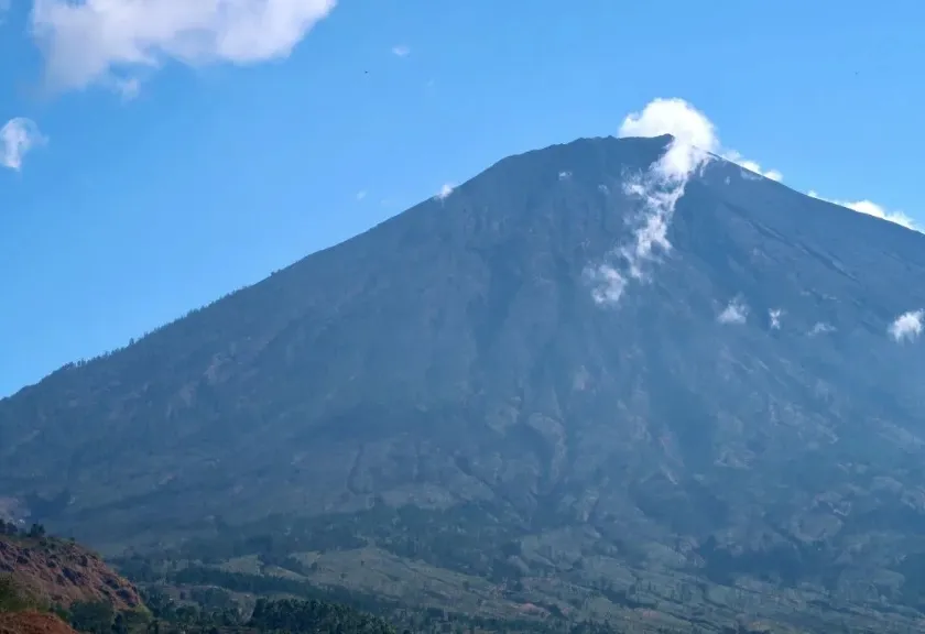 Gunung Rinjani dilihat dari Desa Sembalun di Lombok Timur, Nusa Tenggara Barat