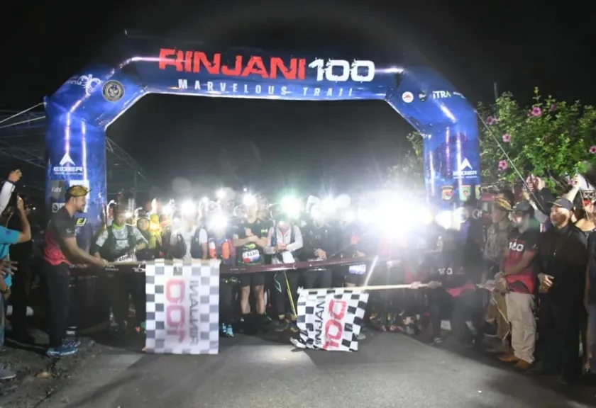 Arsip - Rinjani 100 Ultra di depan Desa Senaru, Kabupaten Lombok Utara, Provinsi NTB