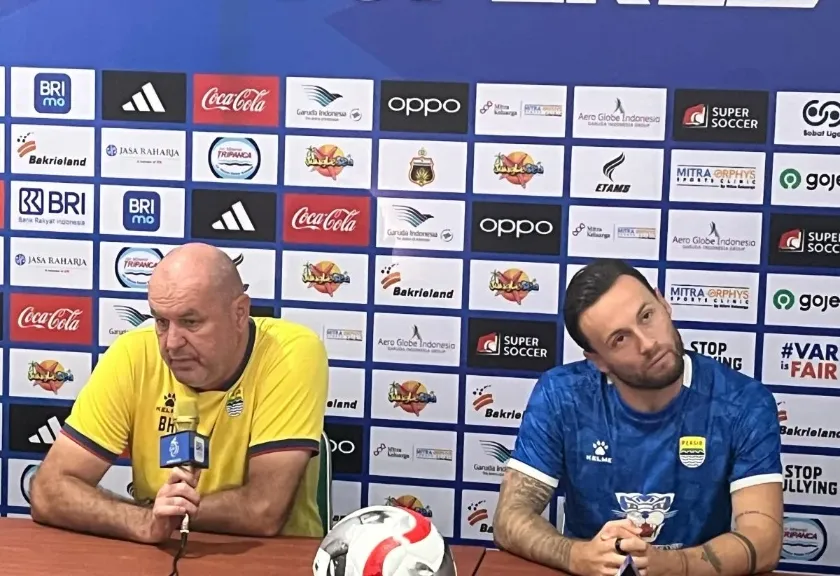 Pelatih Persib Bandung Bojan Hodak dan Marc Klok