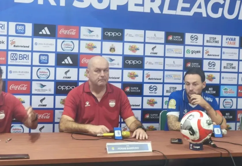 Pelatih Persib Bandung Bojan Hodak dan Marc Klok 