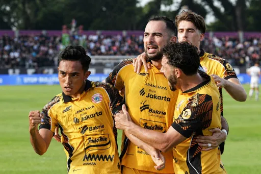 Pesepak bola Persija Jakarta melakukan selebrasi bersama rekan satu timnya