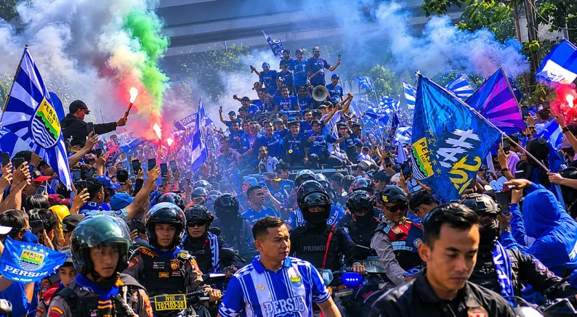 Lautan ratusan ribu Bobotoh membirukan pusat Kota Bandung 