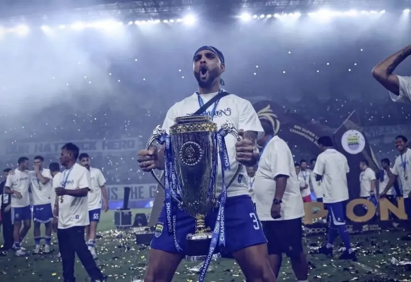 Arsip foto - Bek Persib Bandung Layvin Kurzawa mengangkat trofi juara BRI Super League 2025/2026.