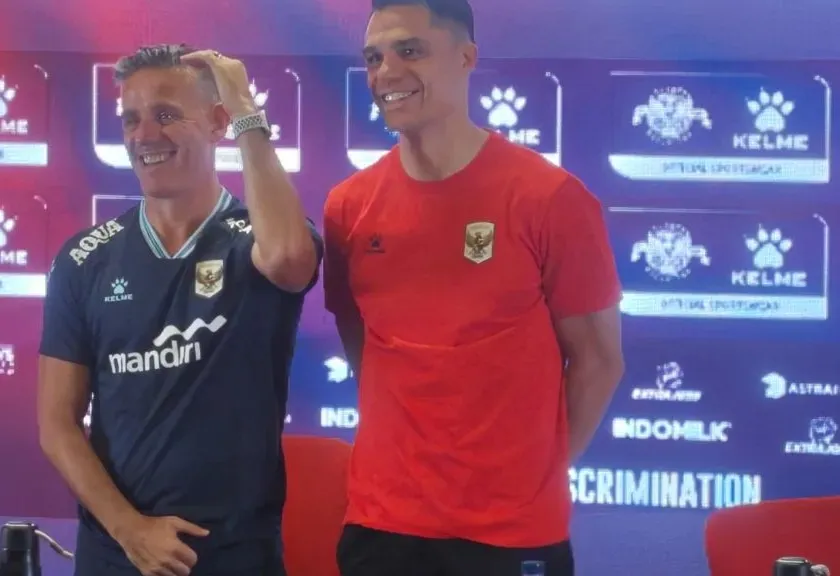 Pemain timnas Indonesia Joey Pelupessy bersama pelatih John Herdman