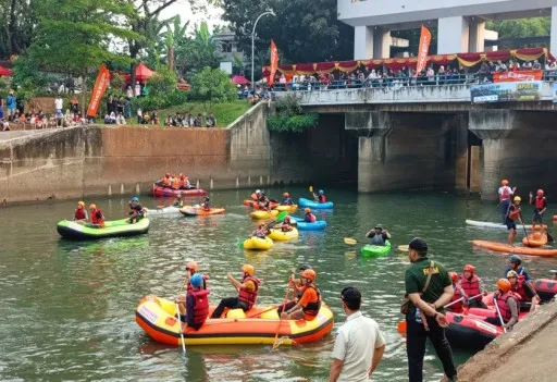 Lomba dayung di Banjir Kanal Timur 