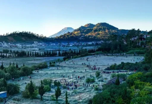 Fenomena embun beku atau embun upas Dataran Tinggi Dieng