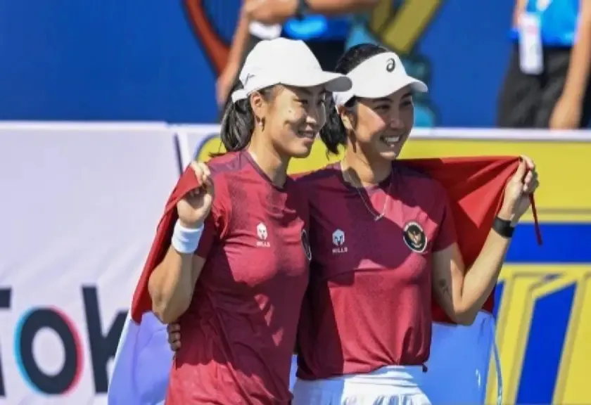 Petenis ganda putri Indonesia Janice Tjen (kiri) dan Aldila Sutjiadi (kanan).