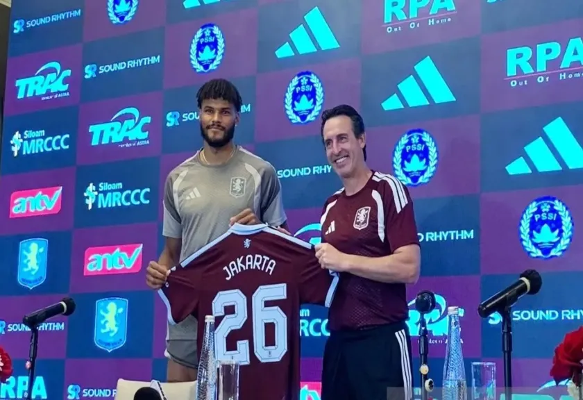 Pelatih Aston Villa Unai Emery dan pemain Tyrone Mings 
