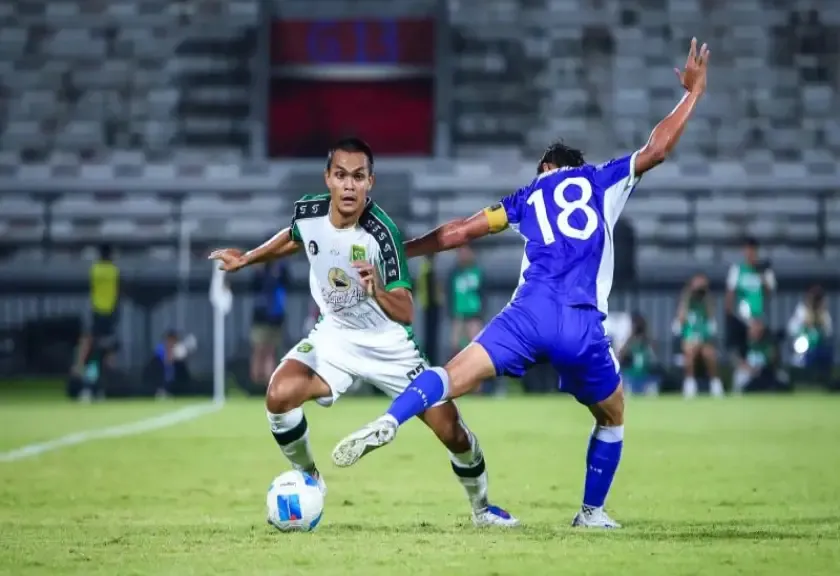 Pesepak bola Persebaya Surabaya Rachmat Irianto (kiri) melewati hadangan pesepak bola Persib Bandung Adam Alis (kanan)