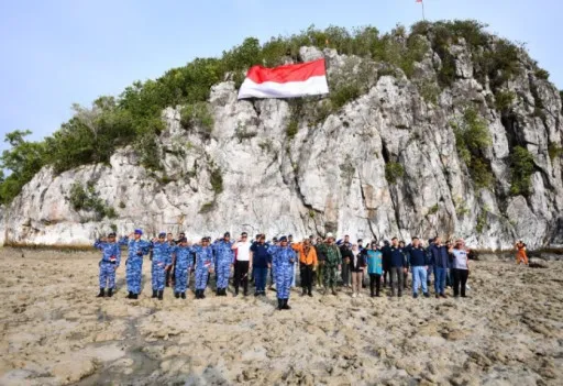 Pengibaran Bendera Merah Putih di Pulau Sahi