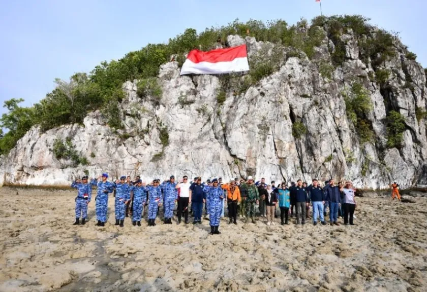 Pengibaran Bendera Merah Putih di Pulau Sahi