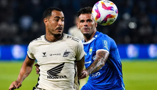 Tyronne del Pino (kanan) berebut bola dengan Victor Luiz (kiri) dalam laga Persib vs PSM di Bandung, (1/2/2025)