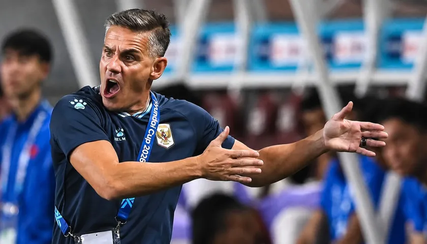John Herdman memberikan arahan kepada Timnas Indonesia saat menghadapi Vietnam di Piala AFF 2026