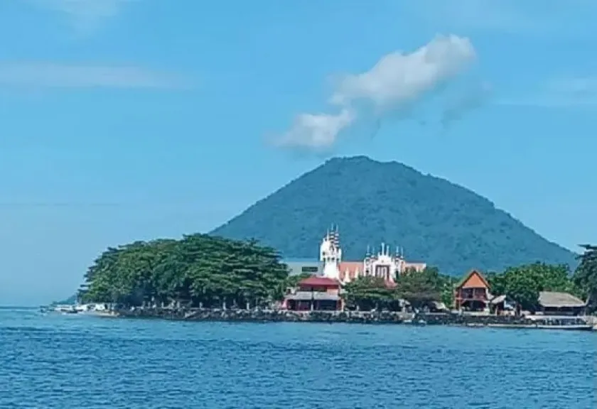 Permukiman di Pulau Bunaken dengan latar belakang Gunung Manado Tua